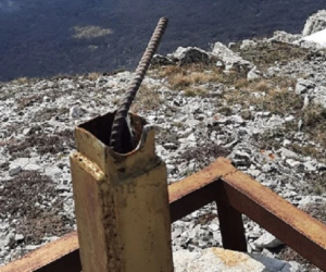 Вандалы уничтожили поклонный крест на вершине горы Эклизи-Бурун в Крыму