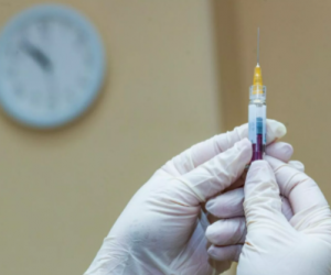 Новую вакцину от COVID-19 начали тестировать в России