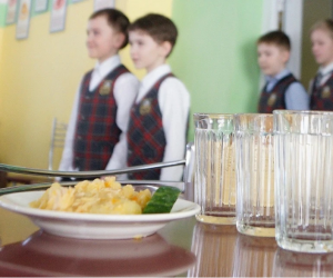В школах Крыма введут специальные карты для оплаты обедов