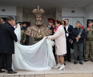 В Ялтинской средней школе №11 состоялось открытие бюста императору Александру III
